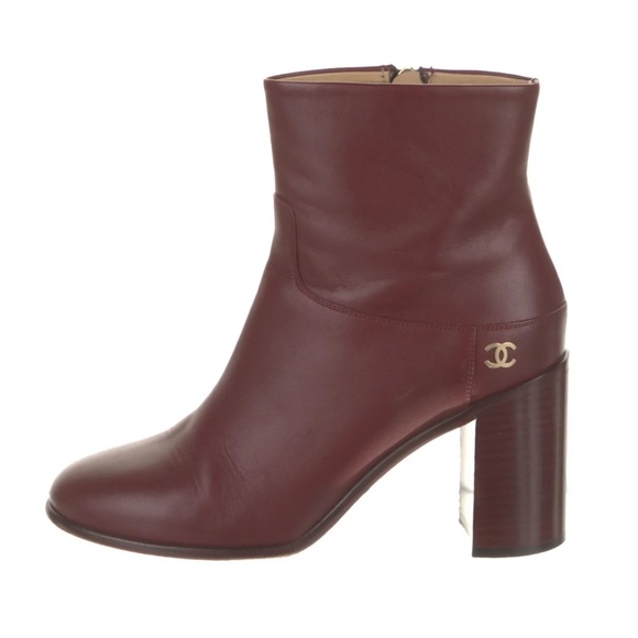 ❤️❤️ CHANEL
Interlocking CC Logo Leather Boots❤️❤️ - Picture 2 of 10